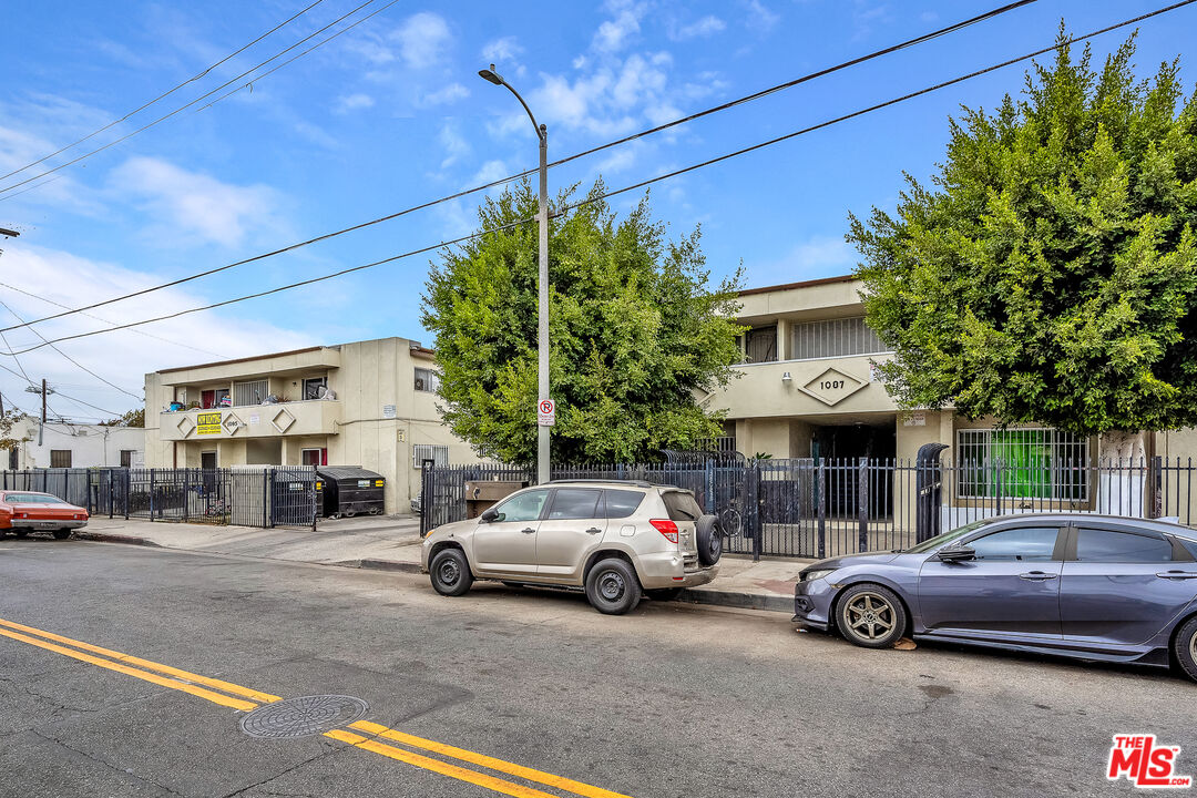 1087 W 39th St Unit: 3