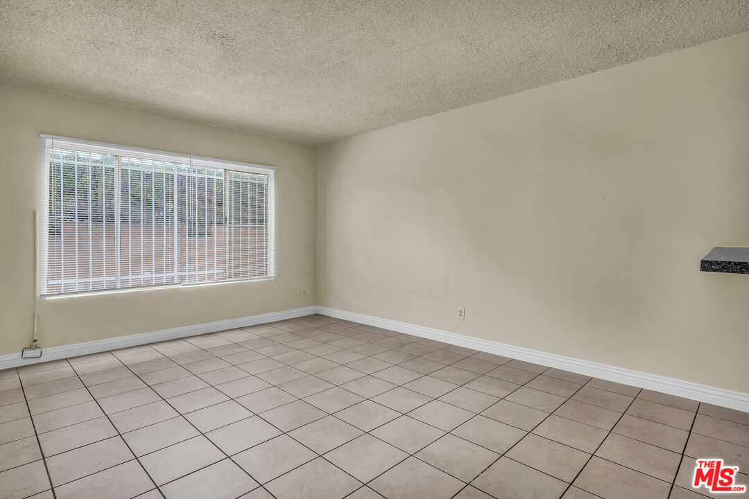 1087 W 39th St Unit: 3