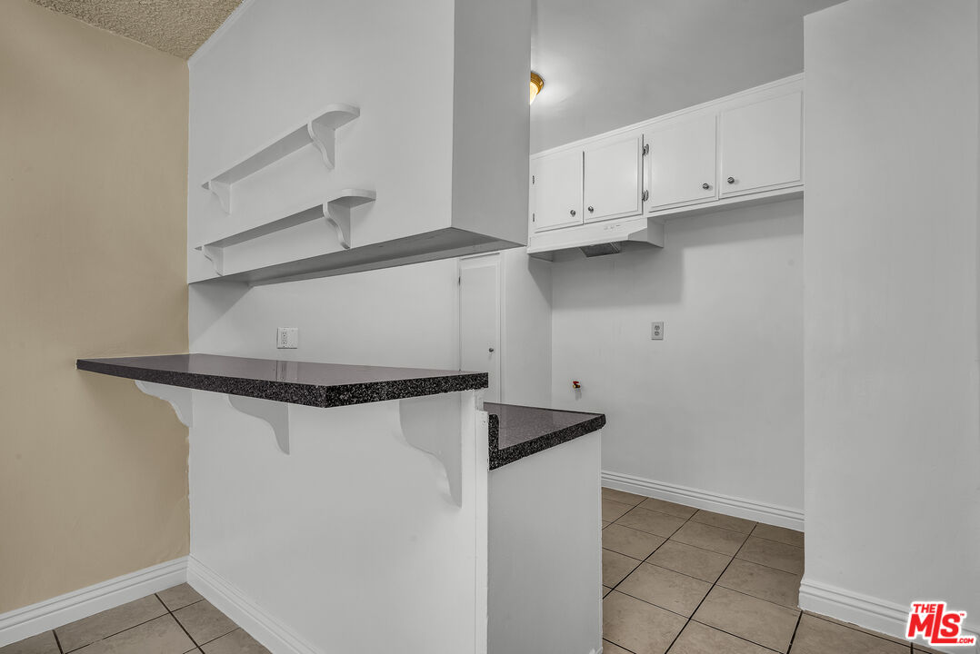 1087 W 39th St Unit: 3