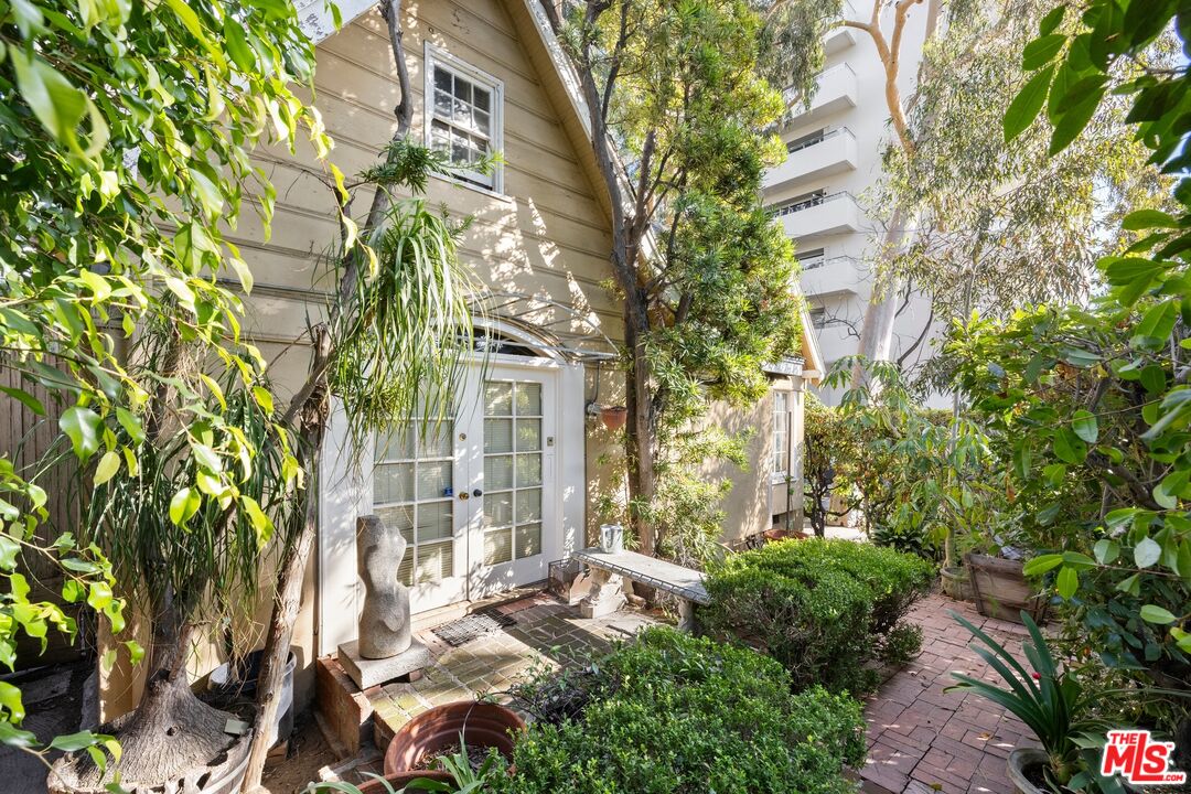 848 N Doheny Dr
