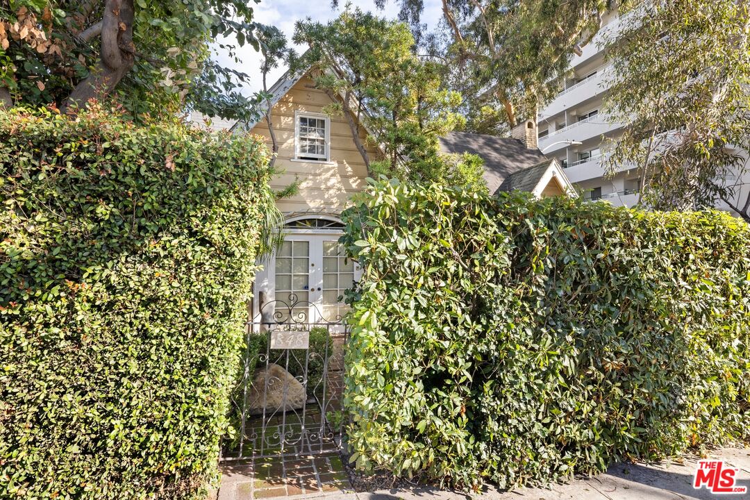 848 N Doheny Dr