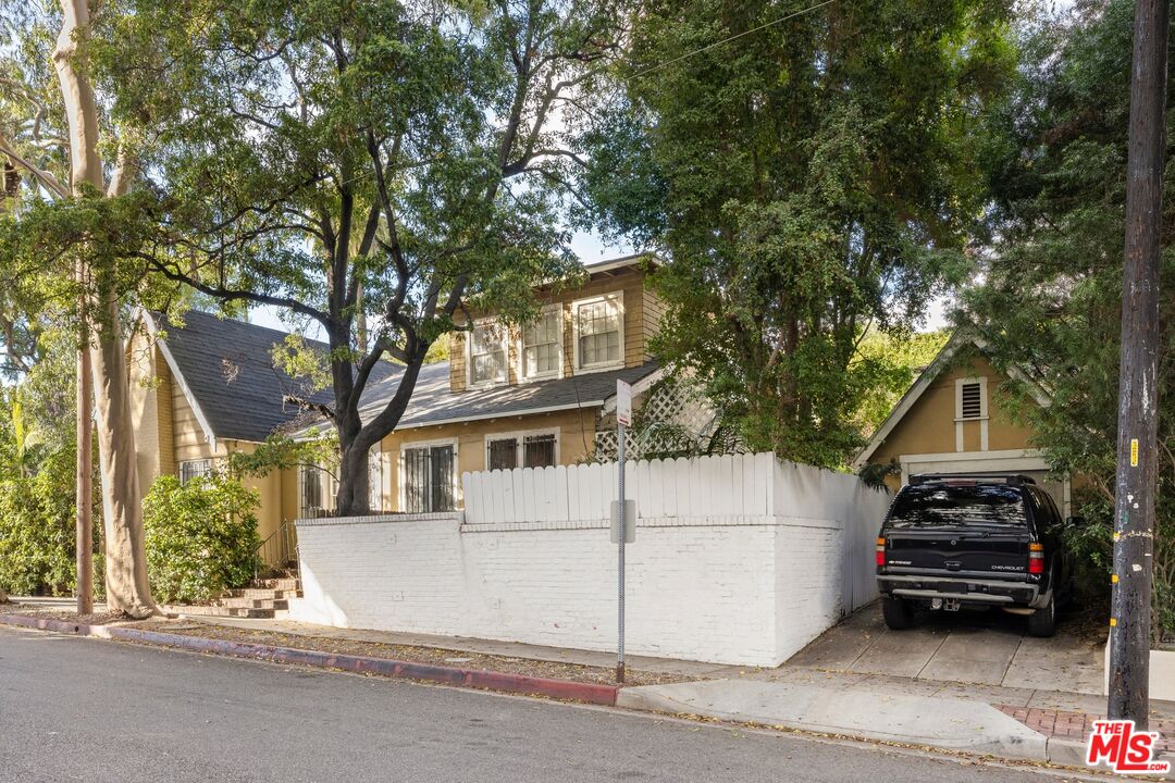 848 N Doheny Dr