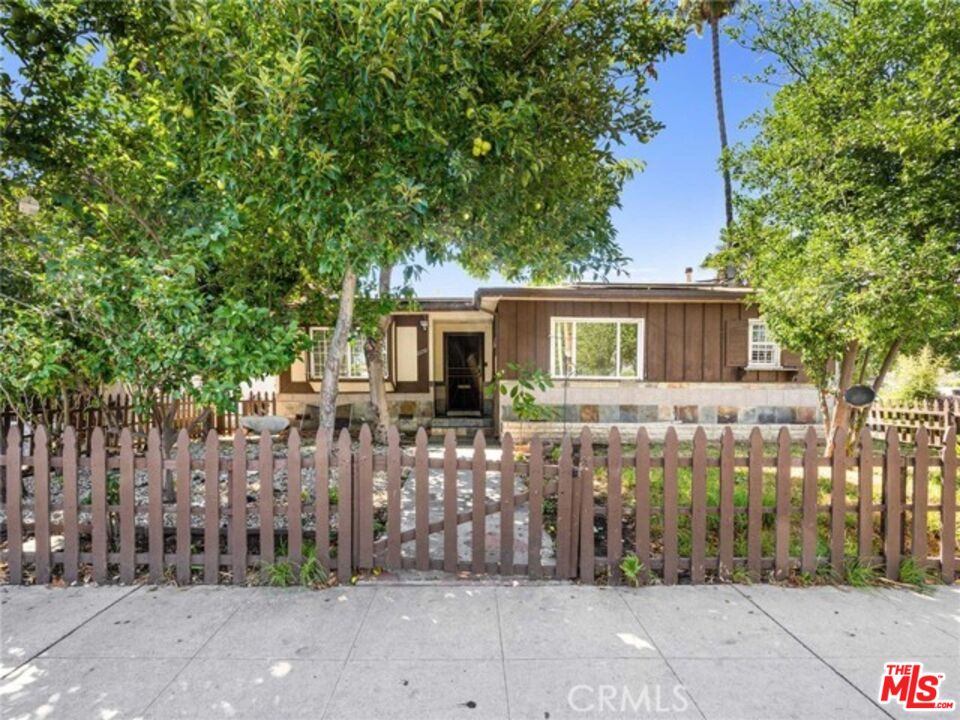 6059 Woodman Ave