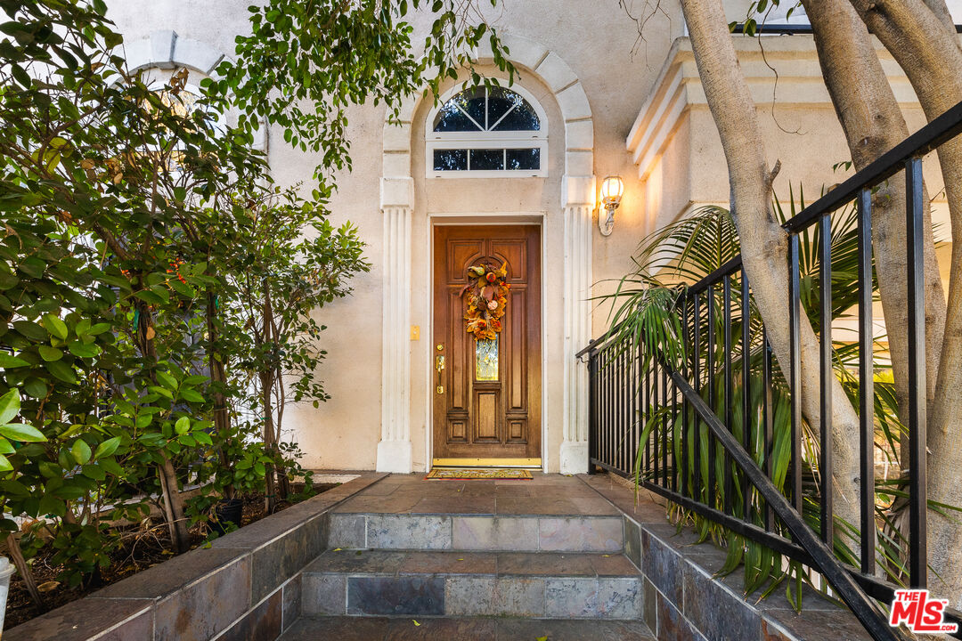 11760 Riverside Dr Unit: 2