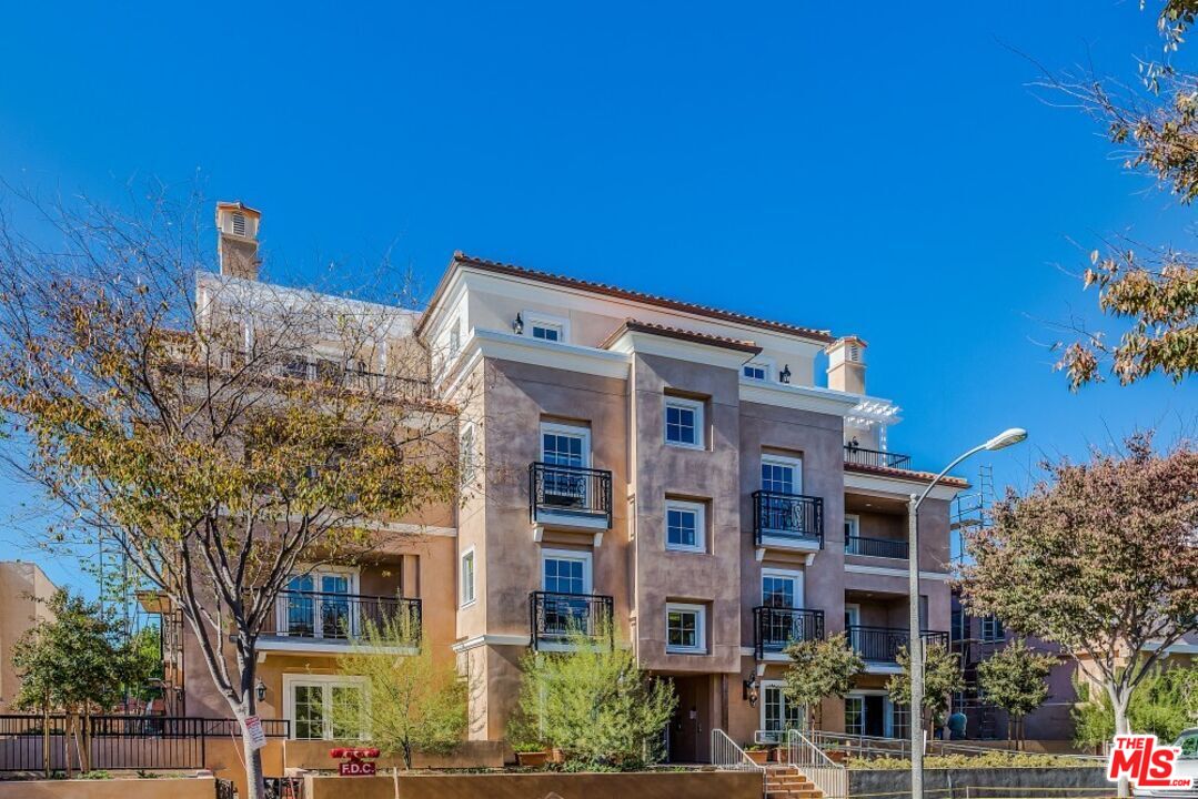 313 S Reeves Dr Unit: 201