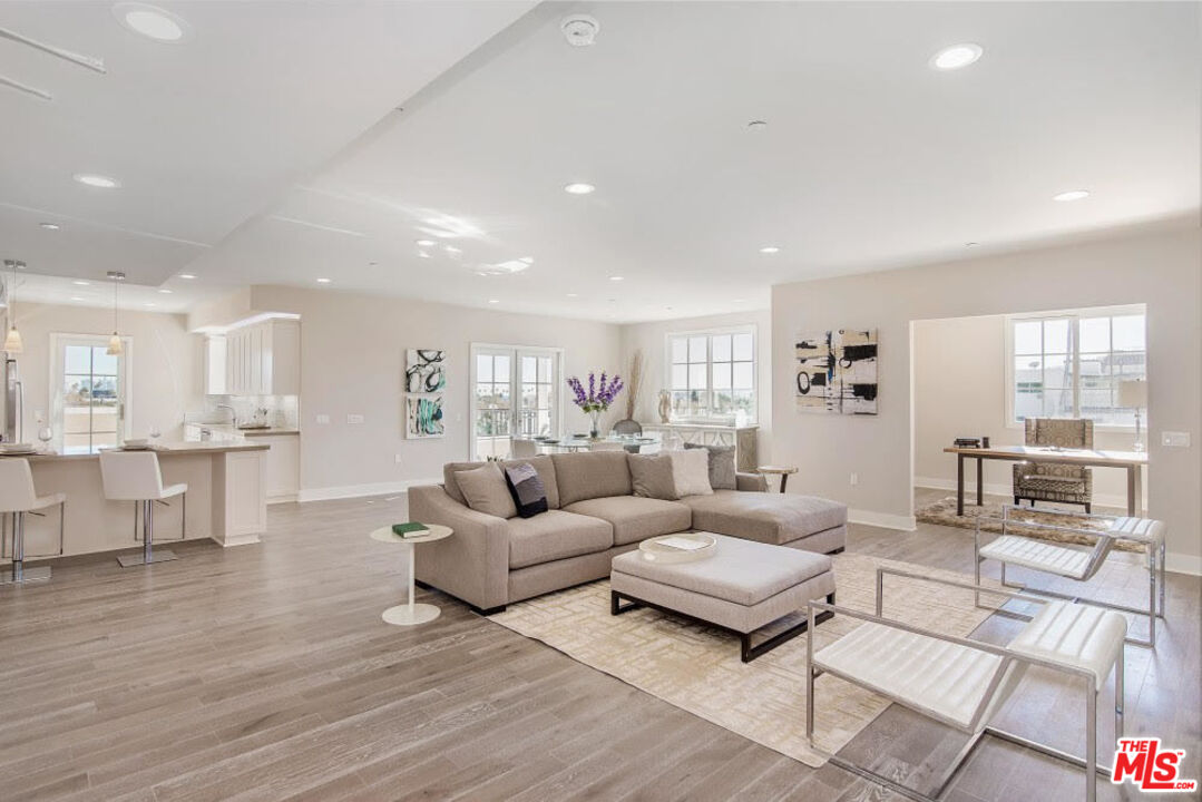 313 S Reeves Dr Unit: 201
