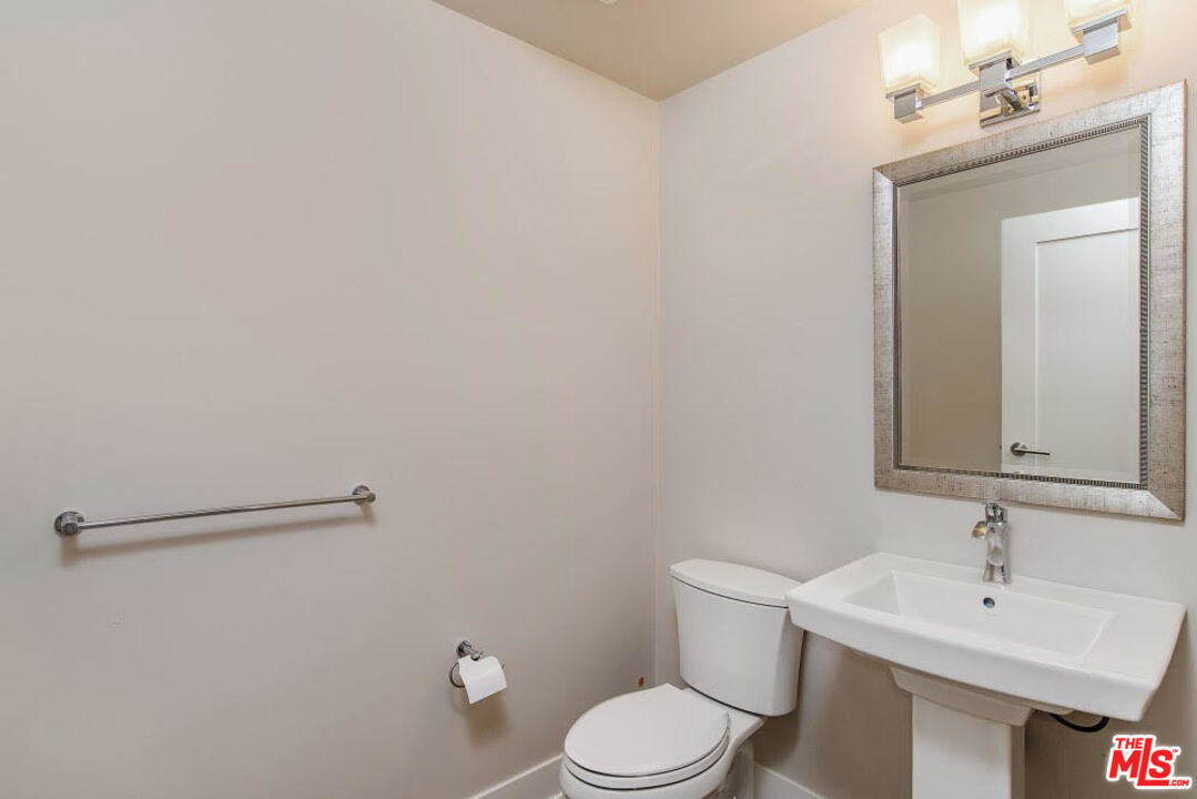 313 S Reeves Dr Unit: 201