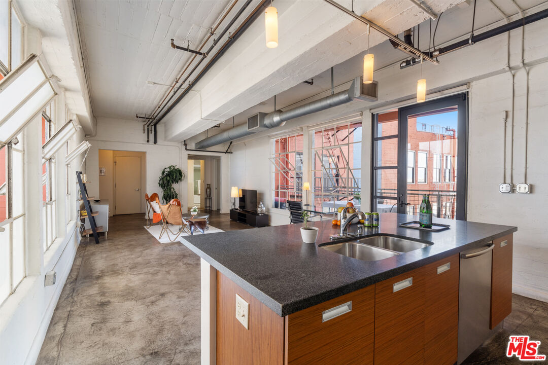 746 S Los Angeles St Unit: 805