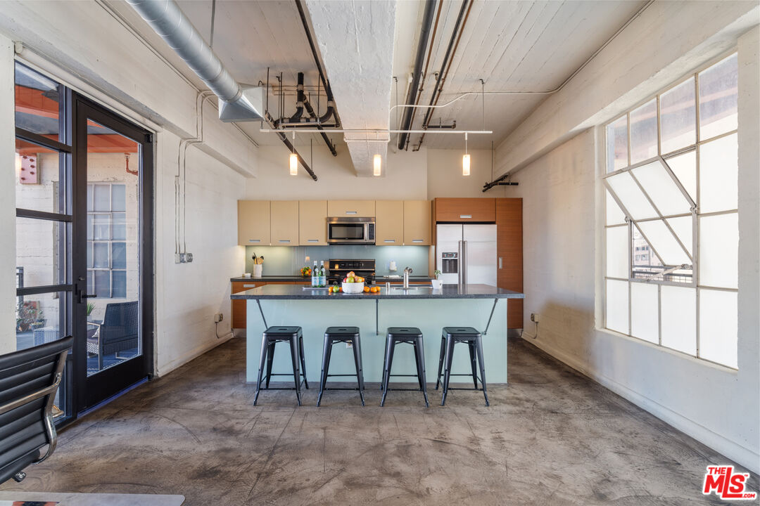 746 S Los Angeles St Unit: 805