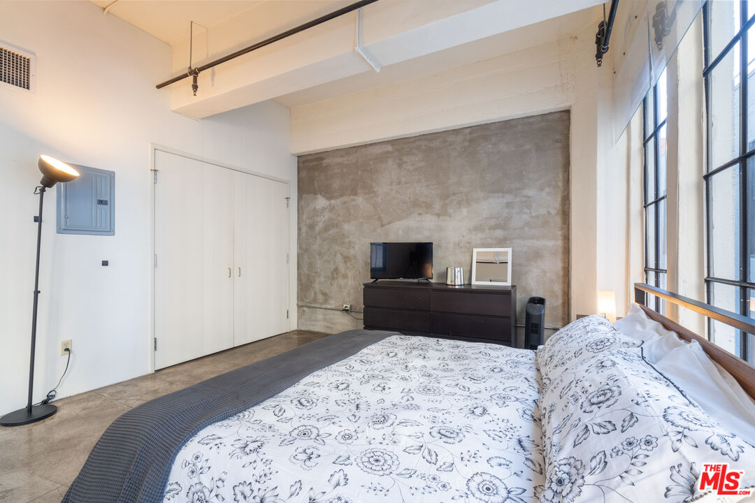 746 S Los Angeles St Unit: 805