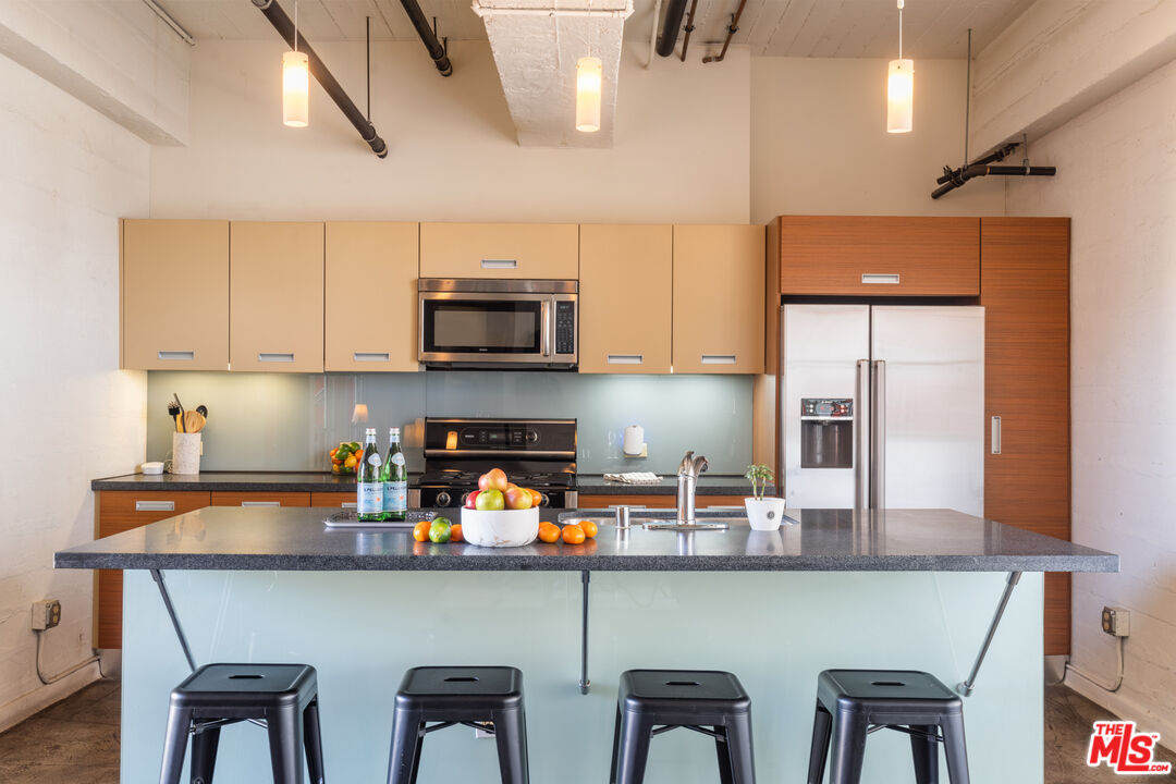 746 S Los Angeles St Unit: 805