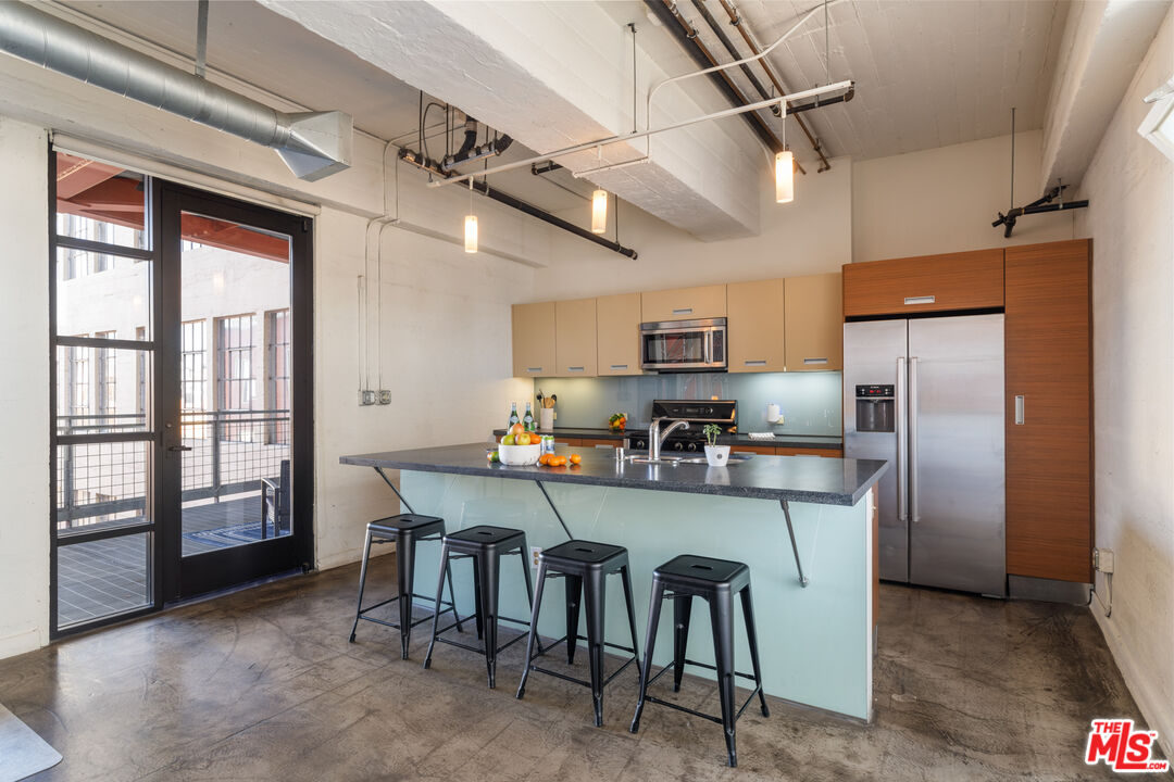 746 S Los Angeles St Unit: 805