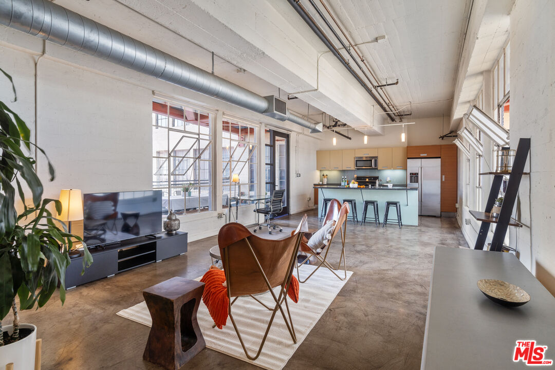 746 S Los Angeles St Unit: 805
