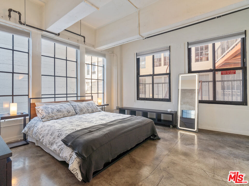 746 S Los Angeles St Unit: 805