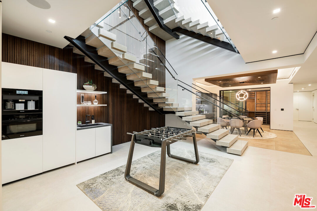8116 Laurel View Dr