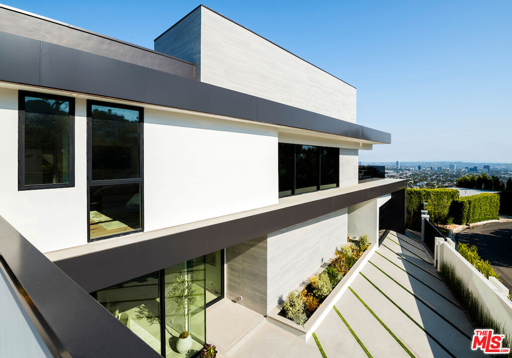 8116 Laurel View Dr
