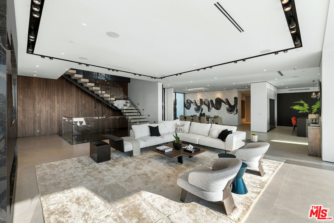 8116 Laurel View Dr