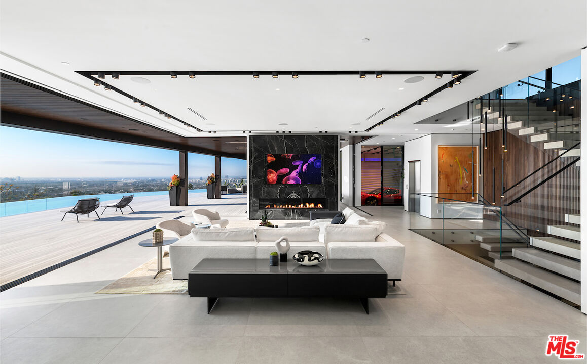 8116 Laurel View Dr