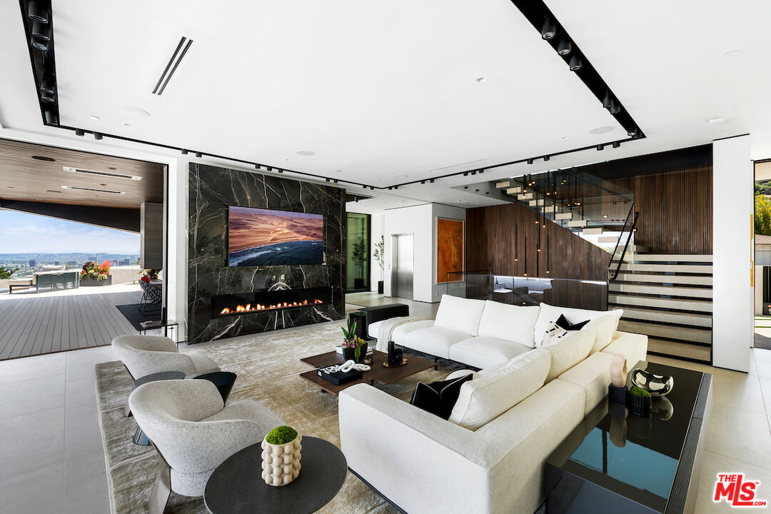 8116 Laurel View Dr