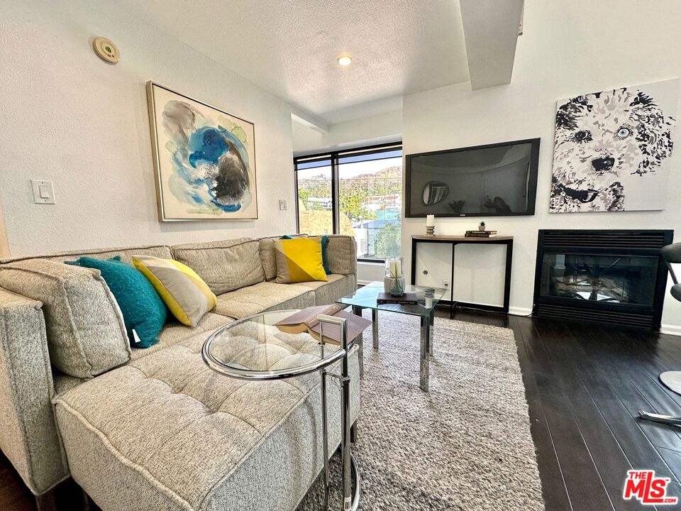 7320 Hawthorn Ave Unit: 300