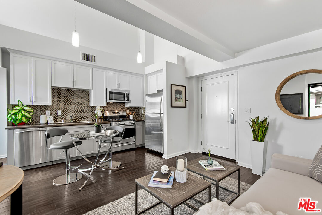 7320 Hawthorn Ave Unit: 300