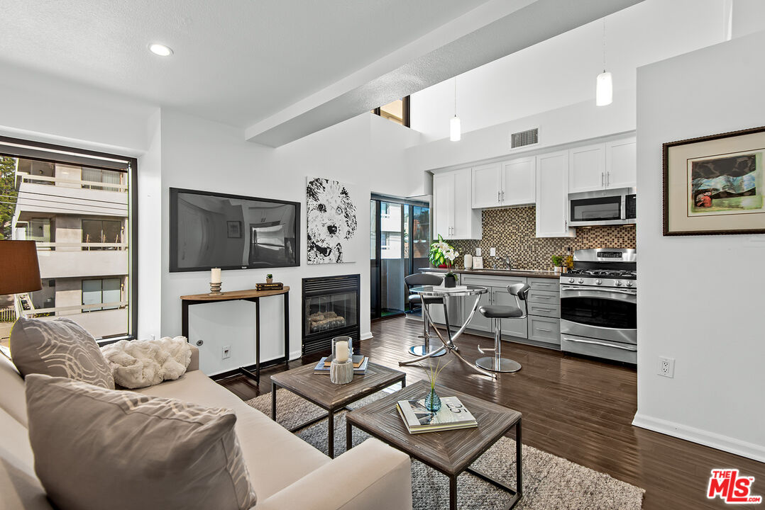 7320 Hawthorn Ave Unit: 300
