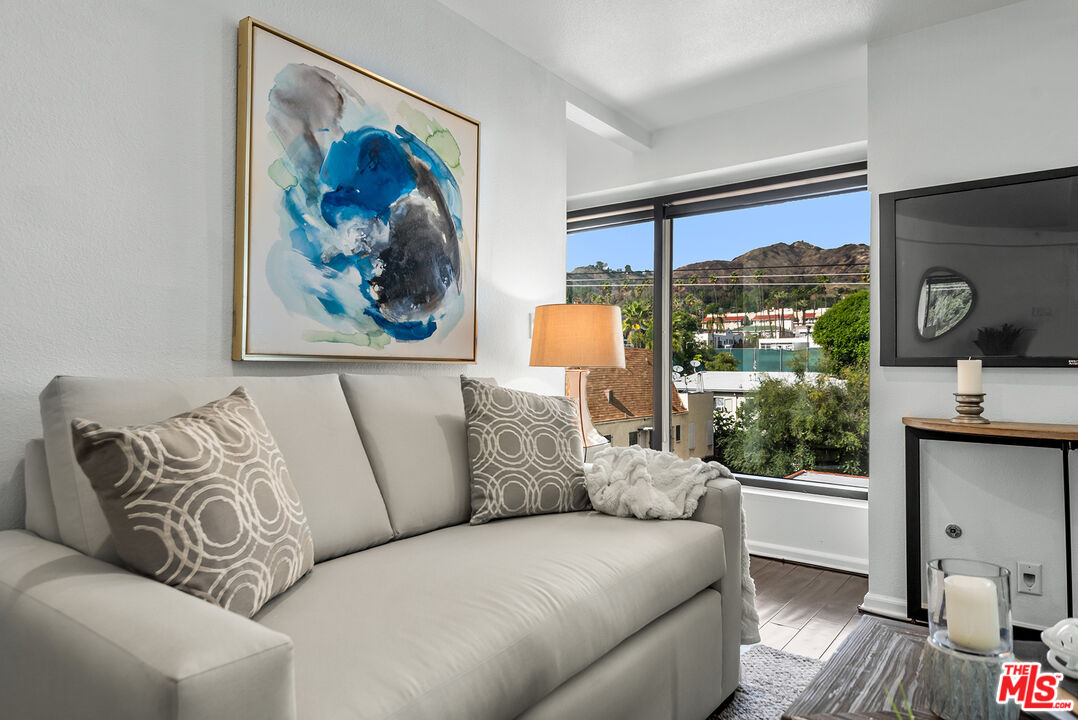 7320 Hawthorn Ave Unit: 300