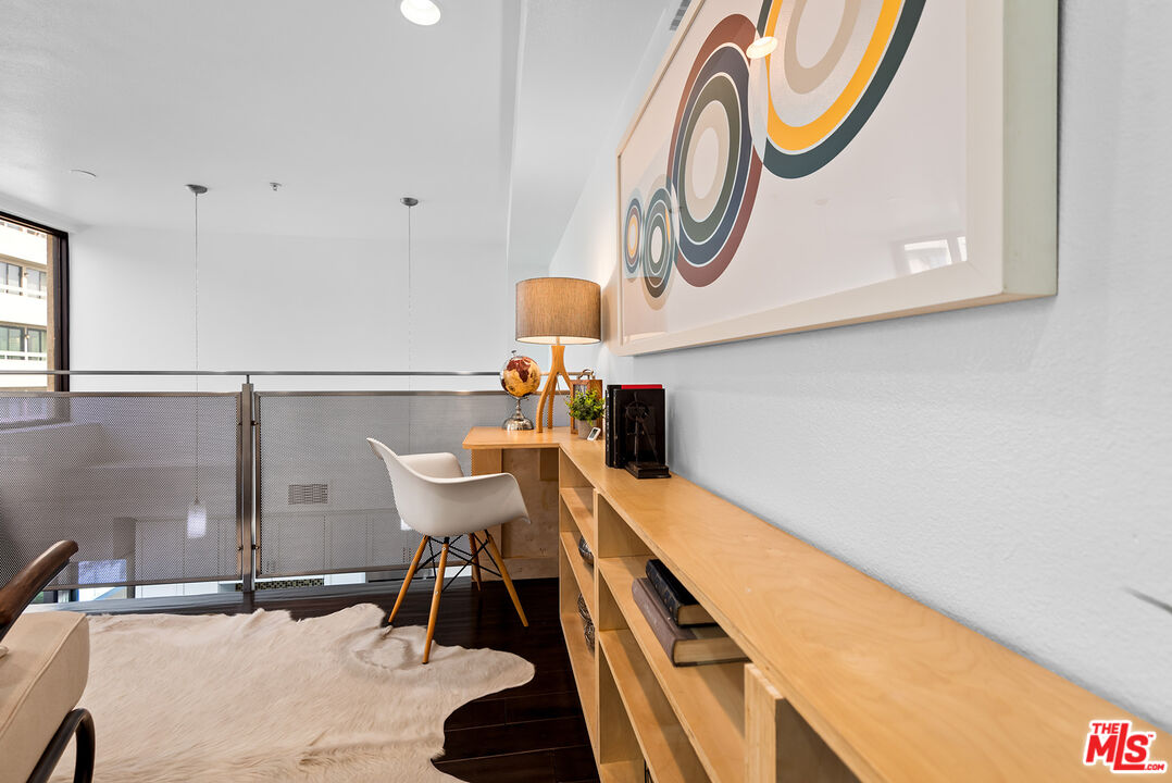 7320 Hawthorn Ave Unit: 300