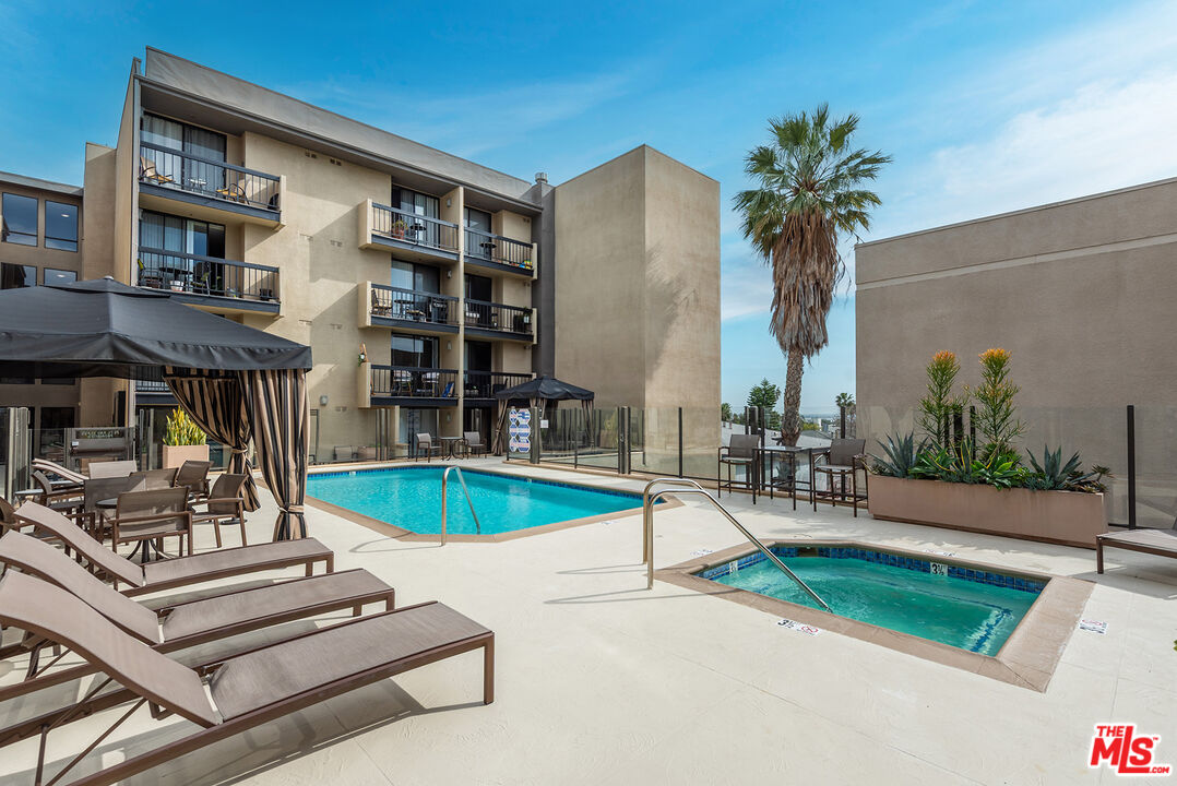 7320 Hawthorn Ave Unit: 300