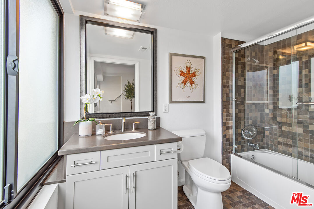 7320 Hawthorn Ave Unit: 300