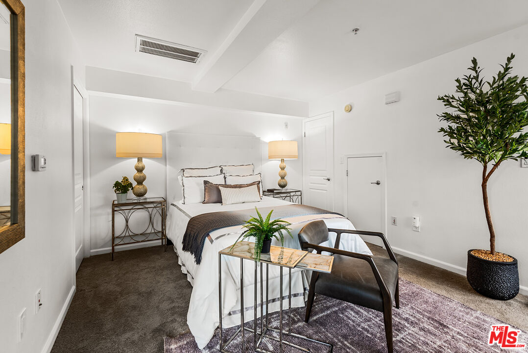 7320 Hawthorn Ave Unit: 300