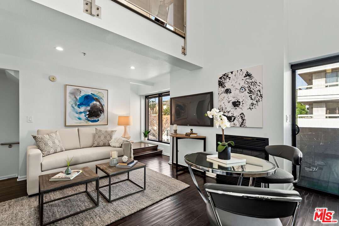 7320 Hawthorn Ave Unit: 300