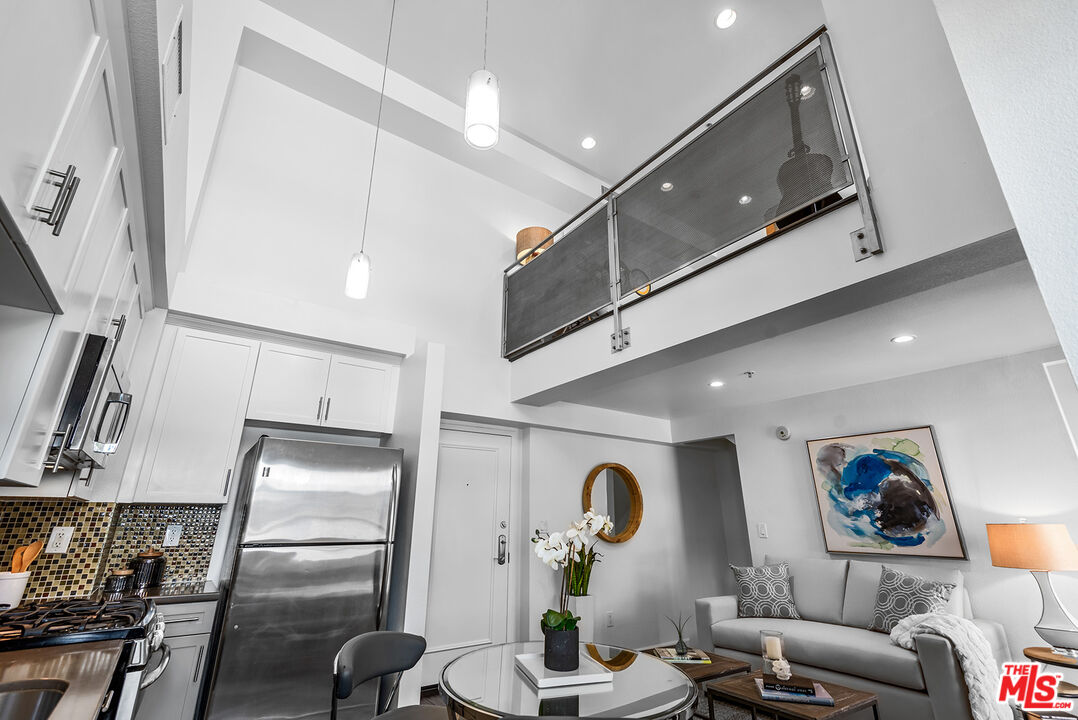 7320 Hawthorn Ave Unit: 300