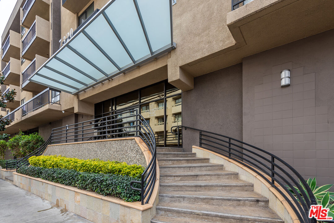 7320 Hawthorn Ave Unit: 300