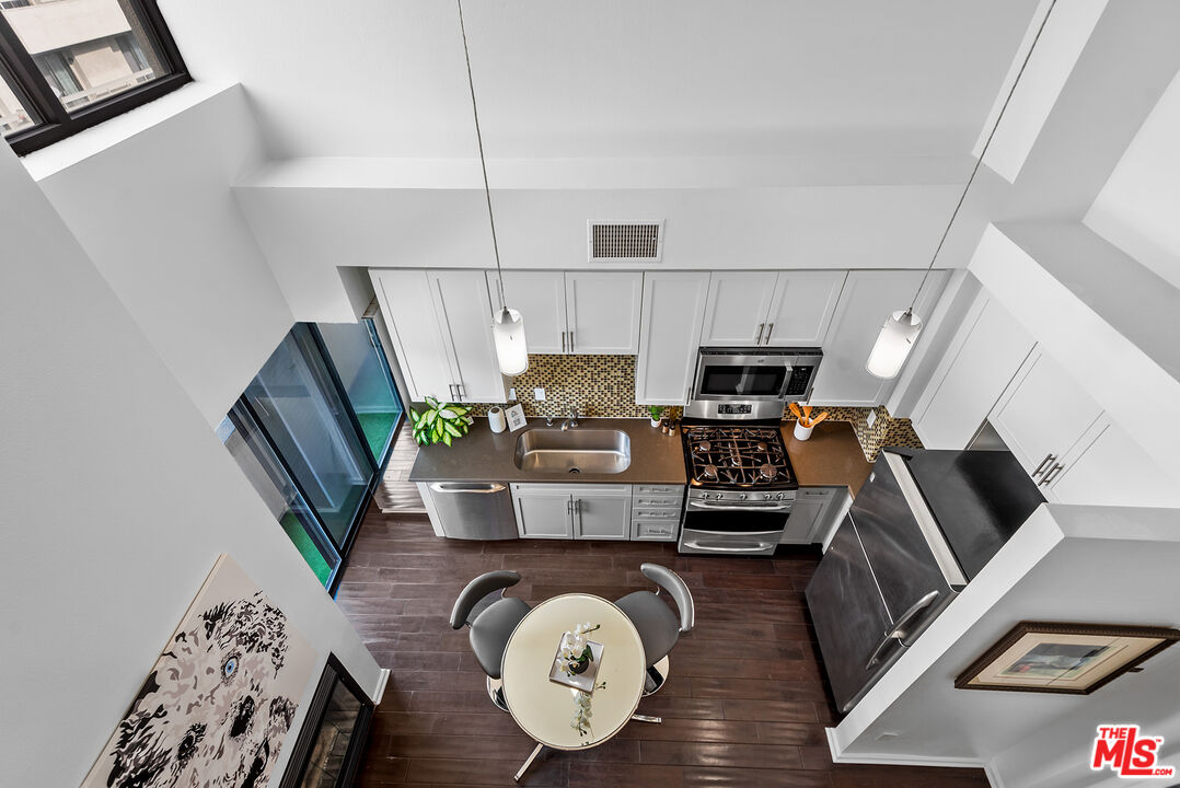 7320 Hawthorn Ave Unit: 300