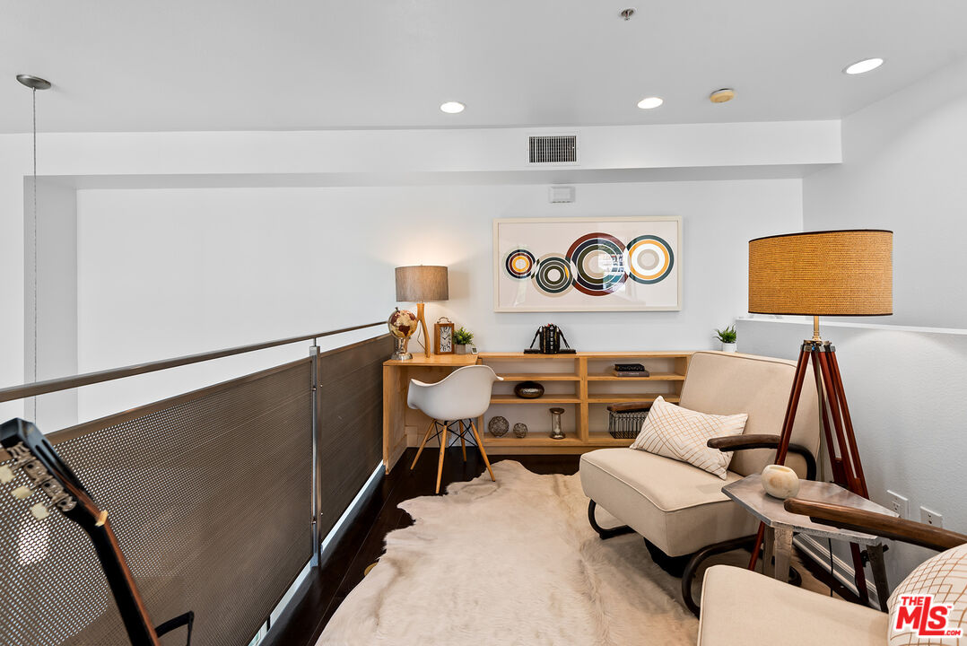 7320 Hawthorn Ave Unit: 300