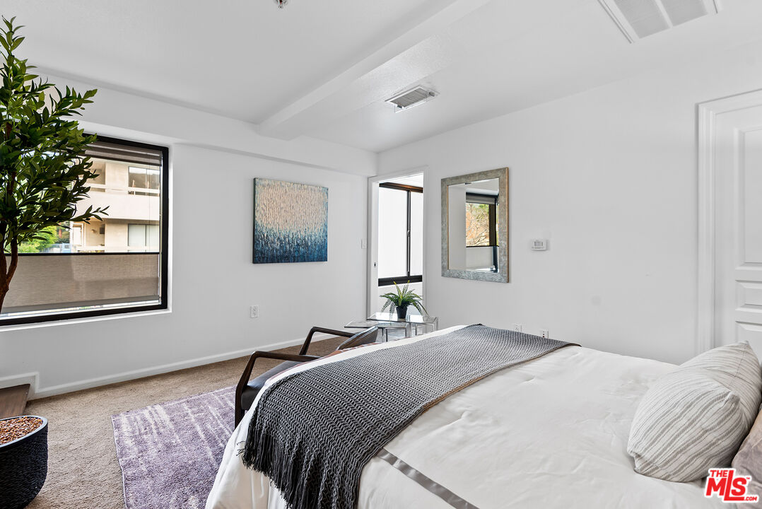 7320 Hawthorn Ave Unit: 300