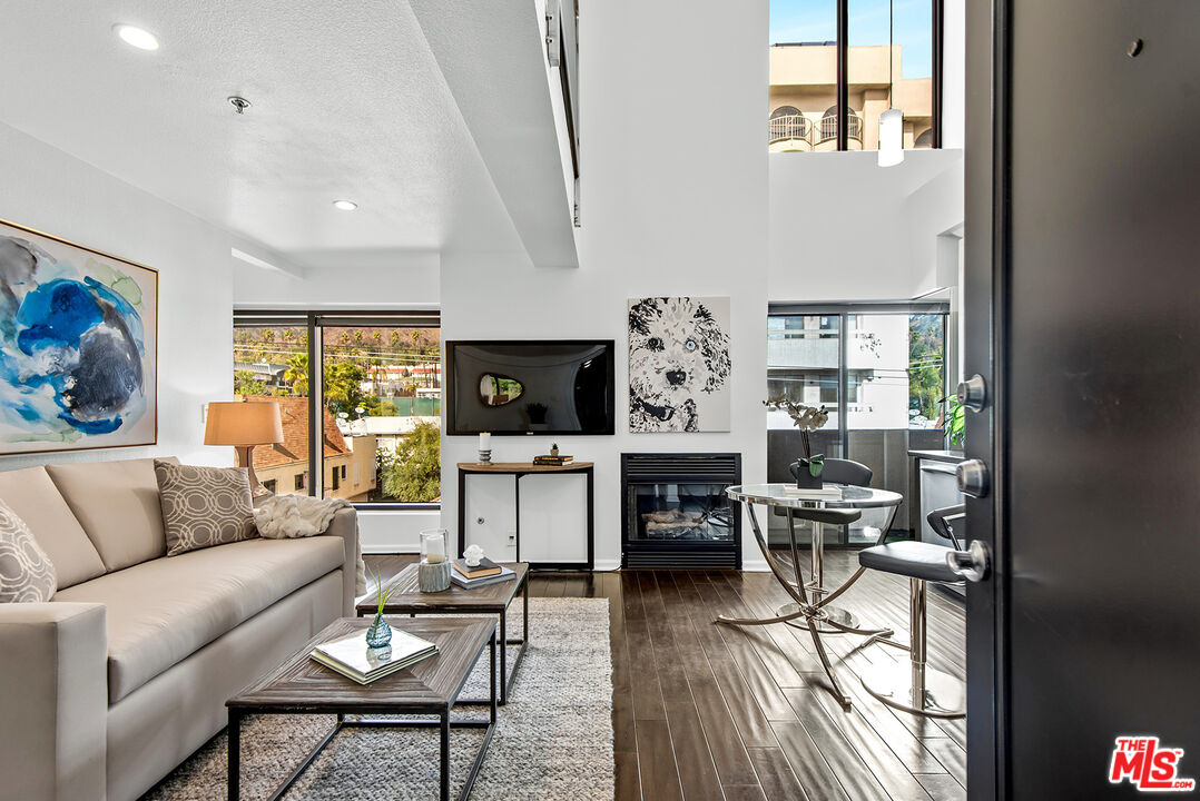 7320 Hawthorn Ave Unit: 300