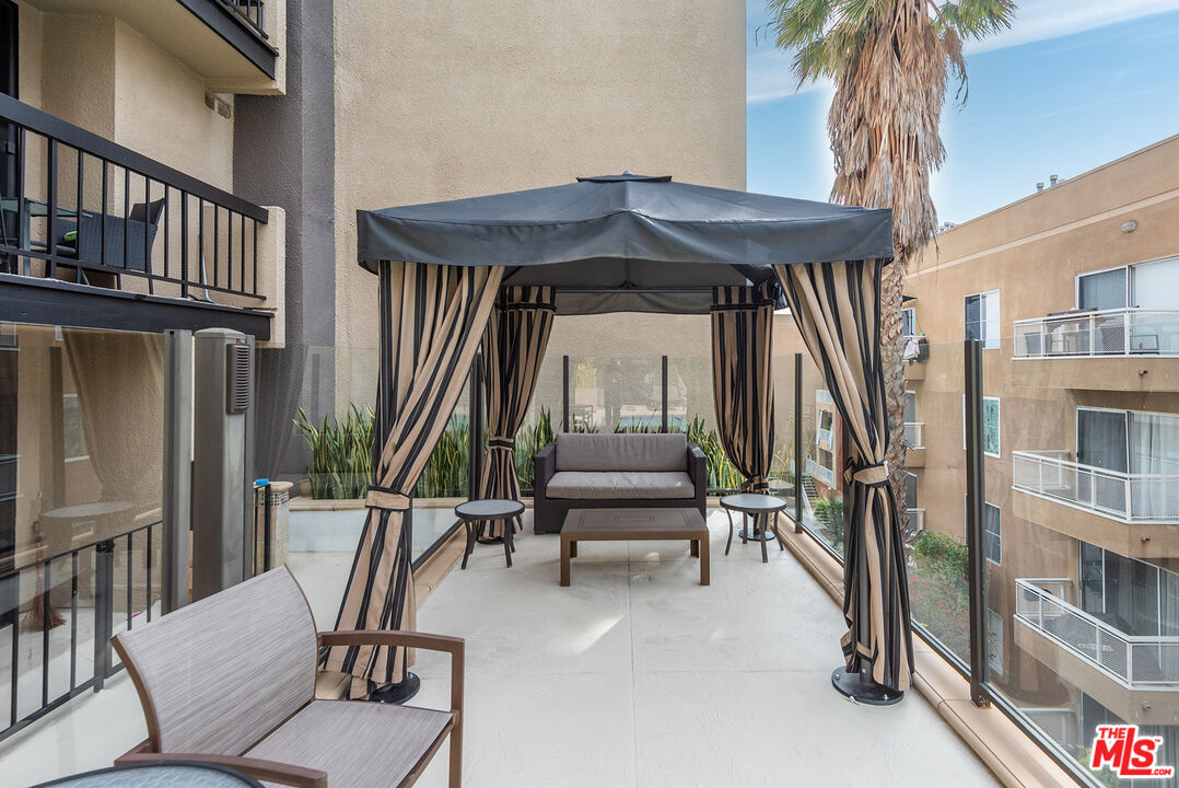 7320 Hawthorn Ave Unit: 300