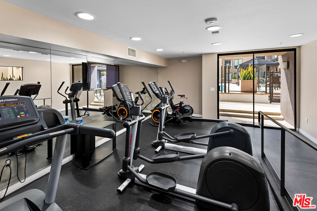 7320 Hawthorn Ave Unit: 300