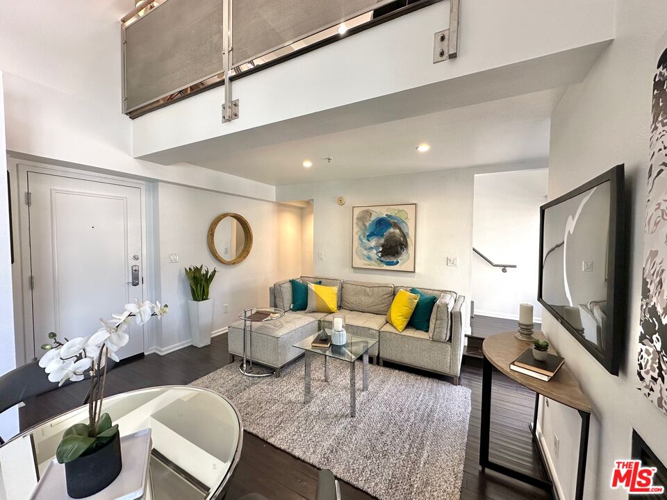 7320 Hawthorn Ave Unit: 300