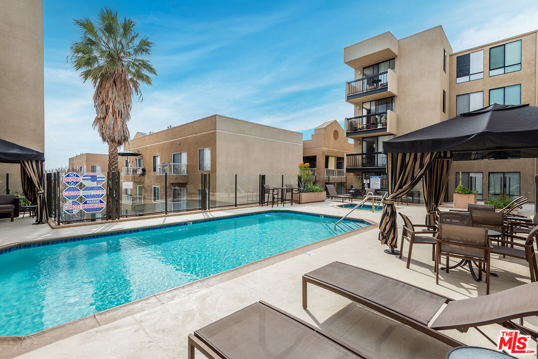 7320 Hawthorn Ave Unit: 300