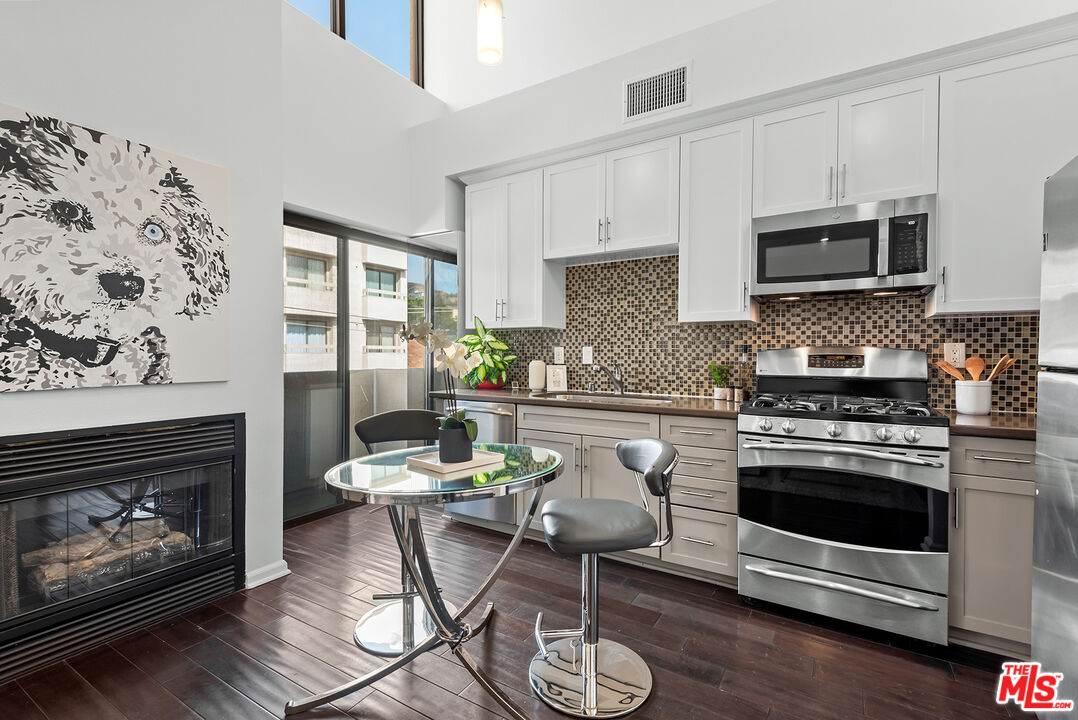 7320 Hawthorn Ave Unit: 300