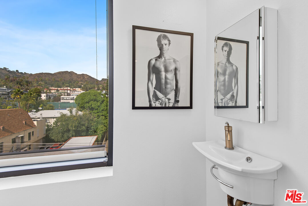 7320 Hawthorn Ave Unit: 300