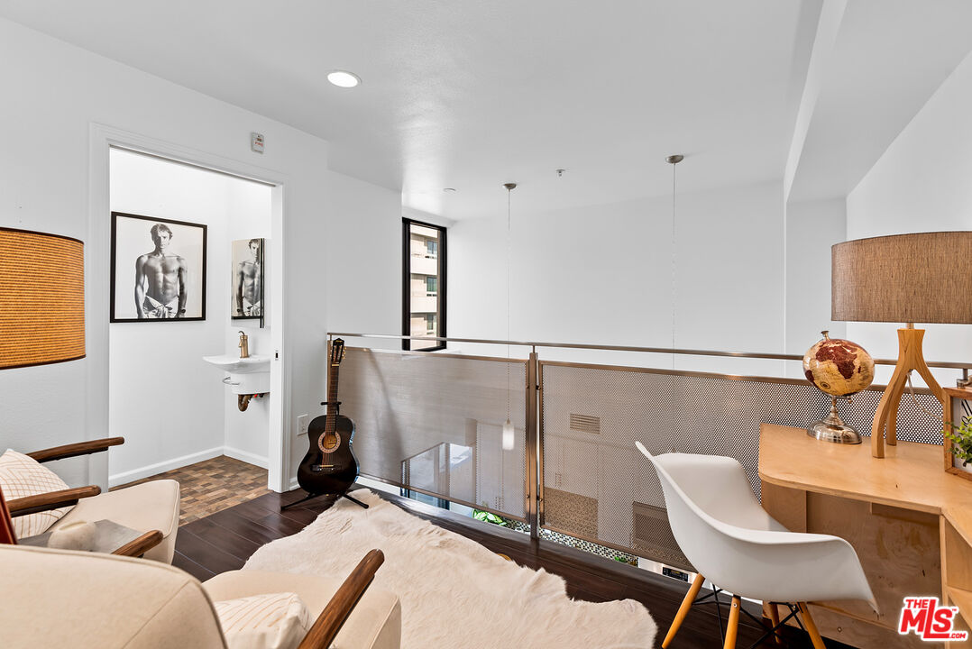 7320 Hawthorn Ave Unit: 300