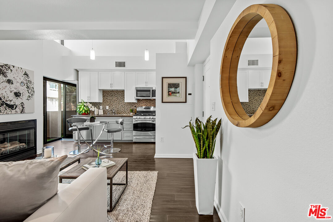7320 Hawthorn Ave Unit: 300