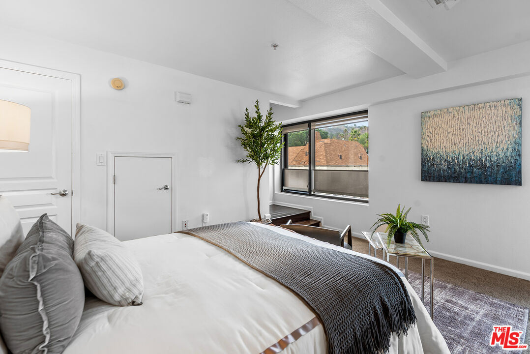 7320 Hawthorn Ave Unit: 300
