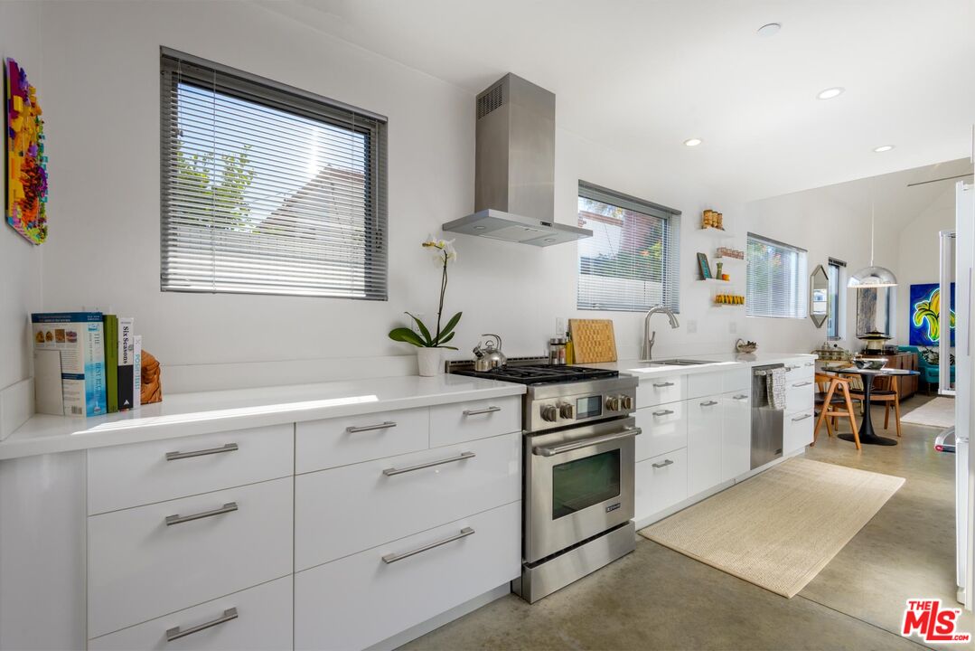 903 W Mission St