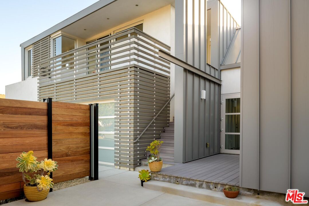 903 W Mission St