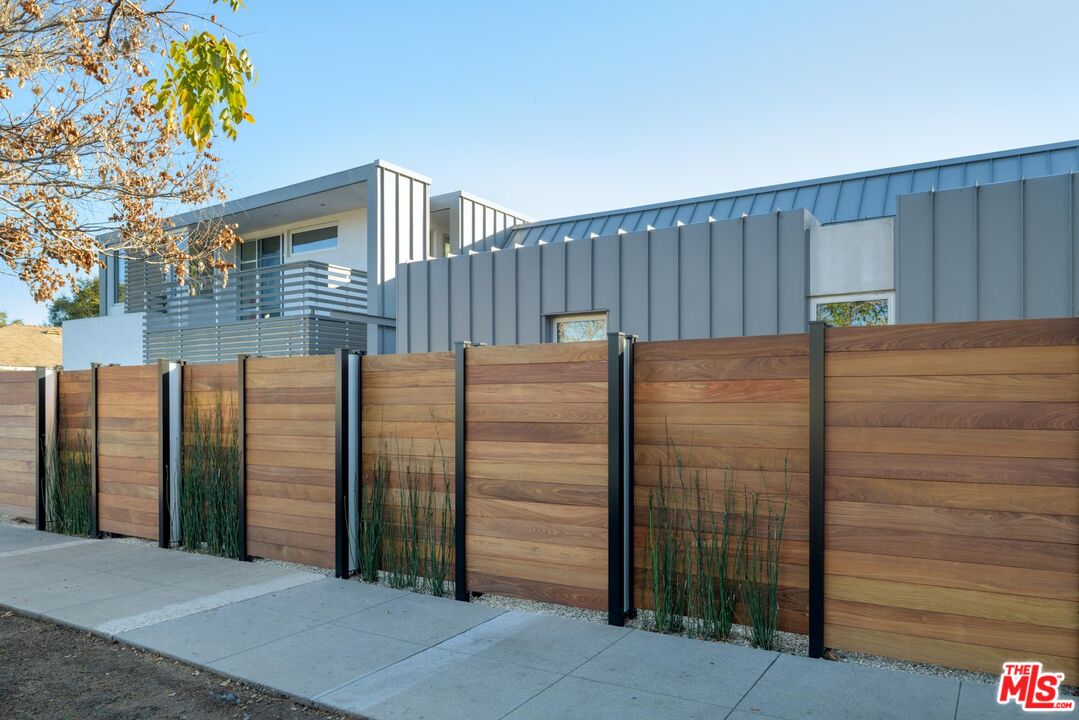903 W Mission St